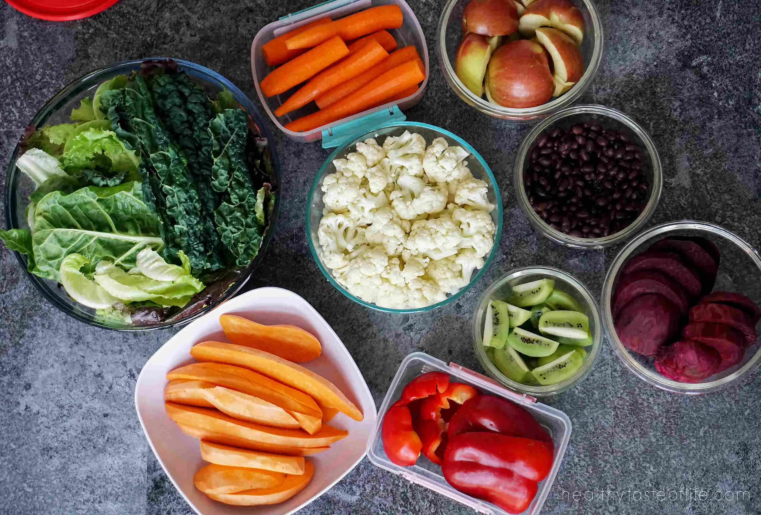 Learn a few meal prep tips for clean eating: how to store and organize fresh produce and cooked food in order to keep it fresh longer. These are great meal prep tips will teach you how to store cut veggies and fruits to last longer.