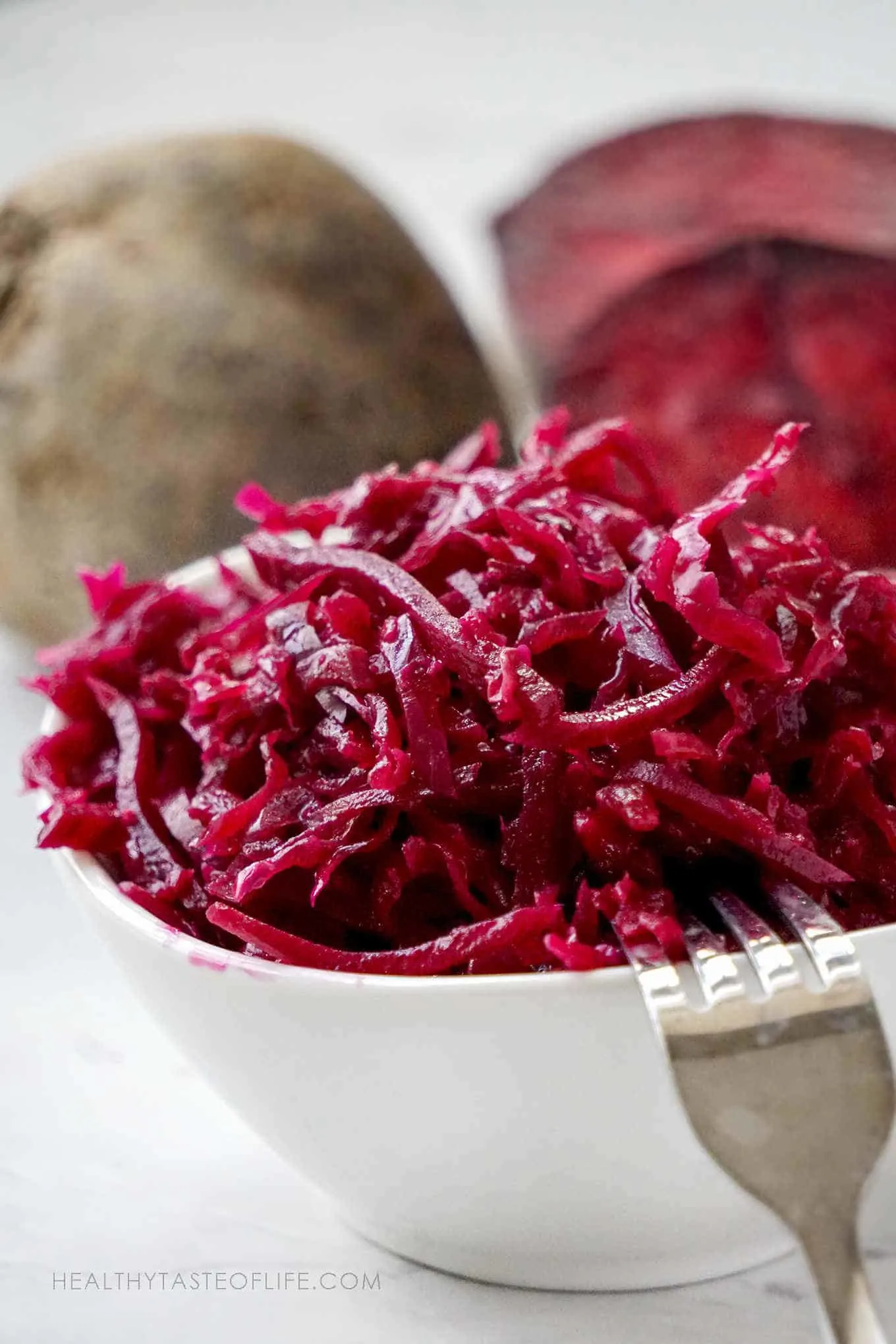 DIY Lacto fermented beets and cabbage recipe with beetroot, ginger, garlic and apple.