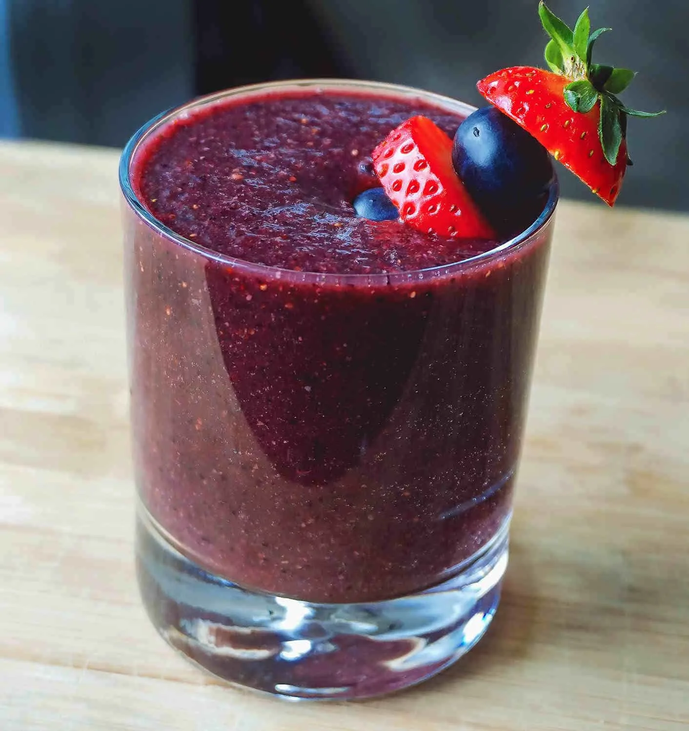 Non Dairy Free Smoothie Recipe With Berries and Peach.
