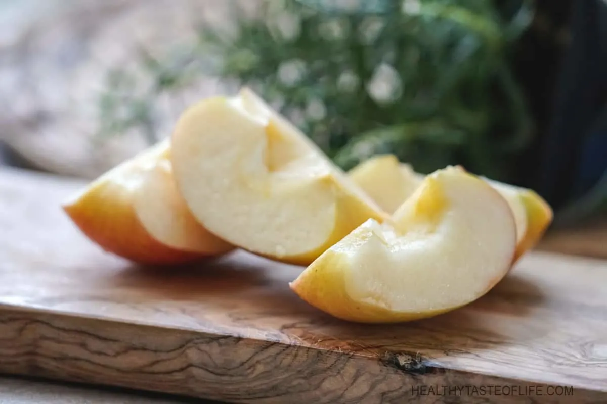 Apples quartered, prepared for smoothie