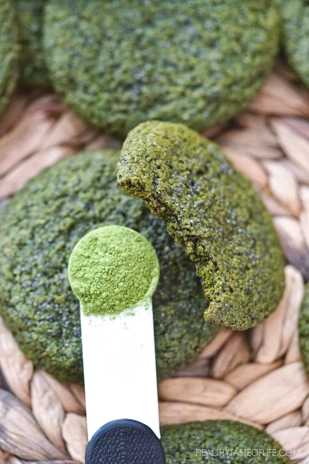 Choose the best matcha powder for making healthy matcha cookies. These vegan matcha cookies are made with ceremonial grade matcha, flax seeds,  gluten free oatmeal, vegan butter and maple sugar: soft and chewy inside and crisp on the outside. #matcha #cookies #healthy #glutenfree #oatmeal #vegan