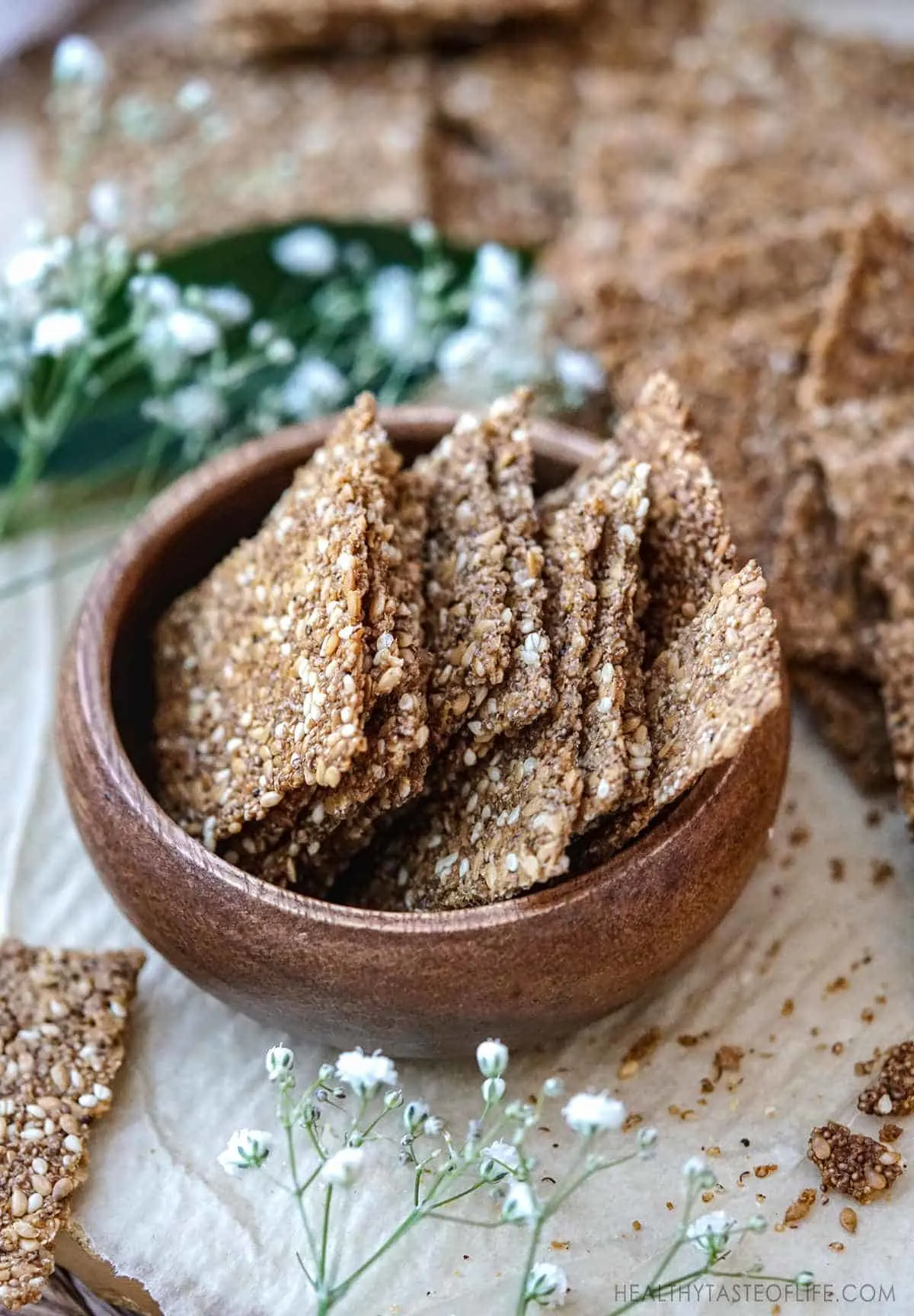 Popped amaranth crackers with flax seeds and sesame seeds