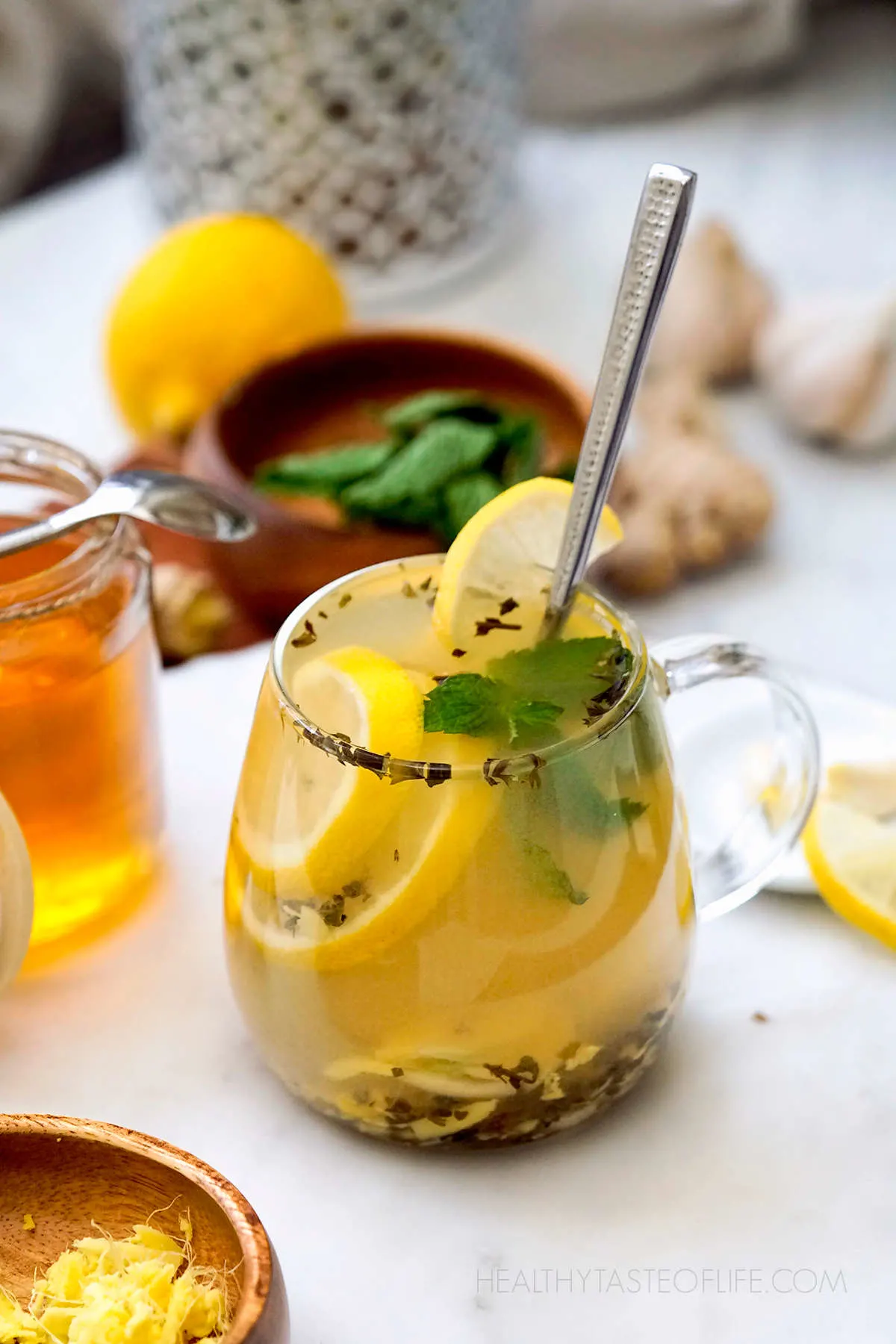 Lemon honey ginger garlic drink tea for flu. Home remedy for cold and flu season - herbal tea for cold and flu.