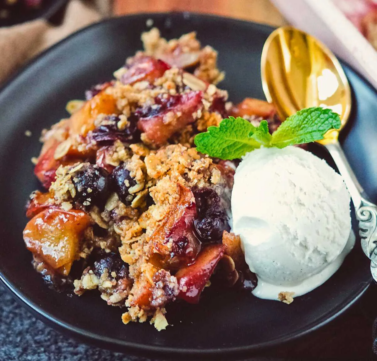 apple blueberry crumble featured image