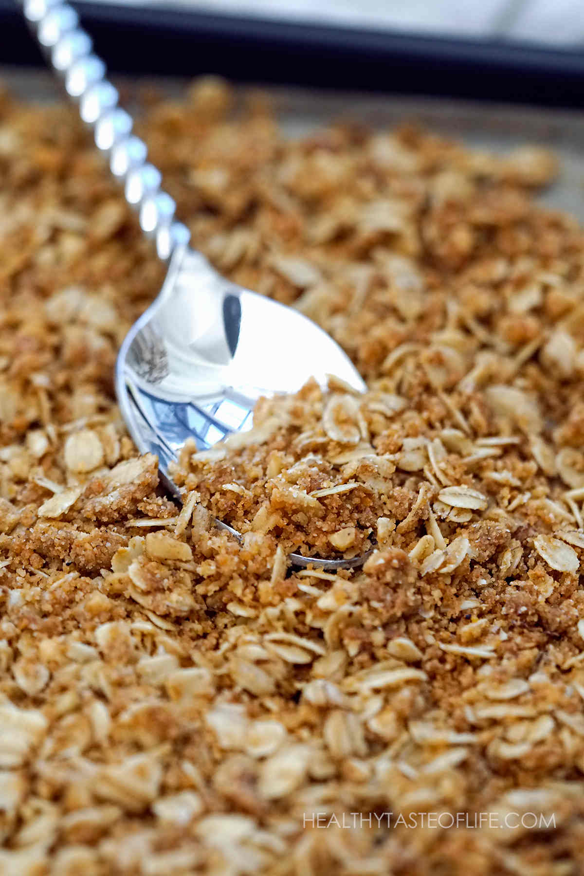 Crumble topping with oats - baked oat crumble topping (without fruit) which can be used as granola.