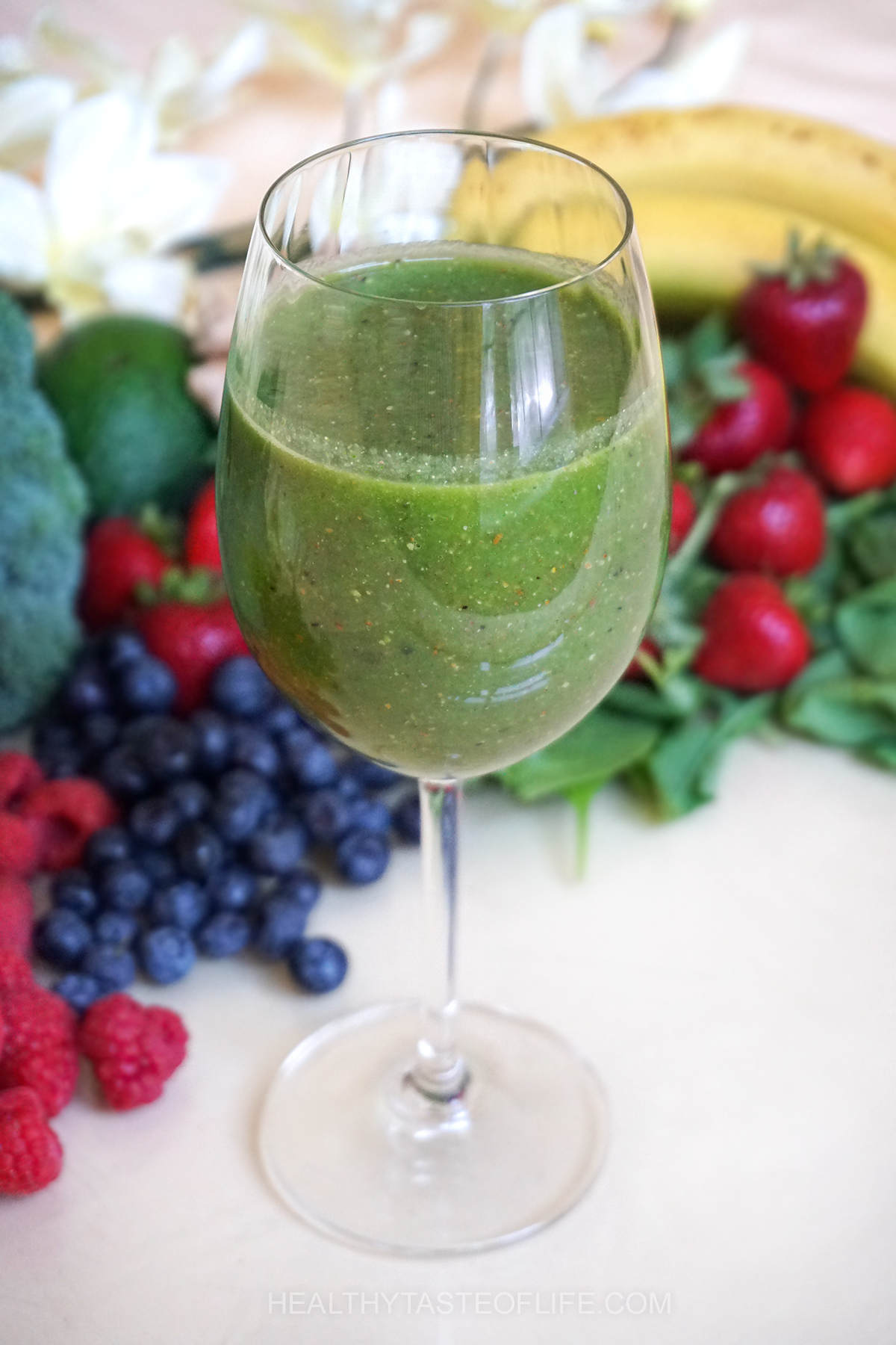 Anti-inflammatory green smoothie with pineapple, celery and avocado.