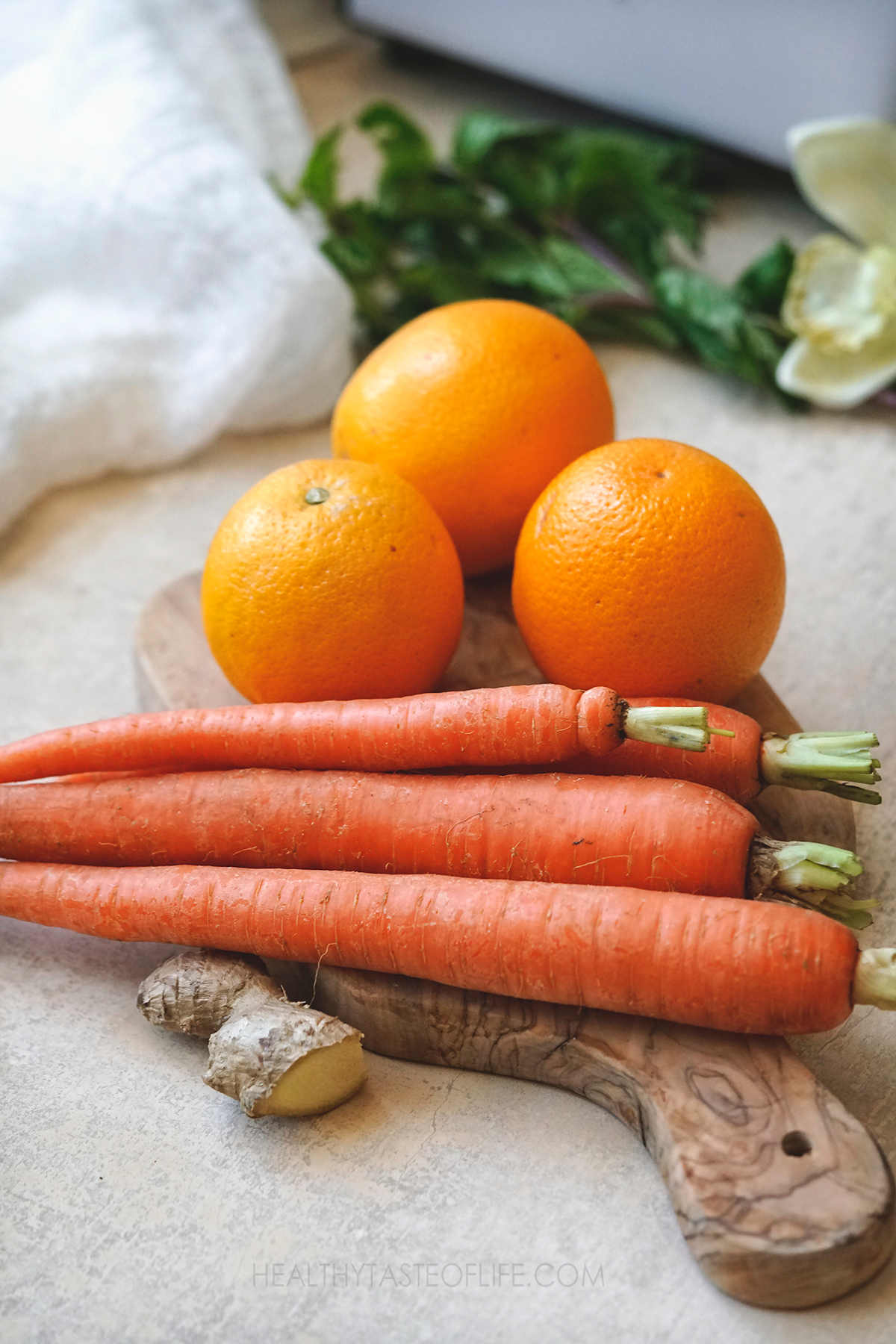 Ingredients for this immunity juice recipe: carrots oranges and ginger.