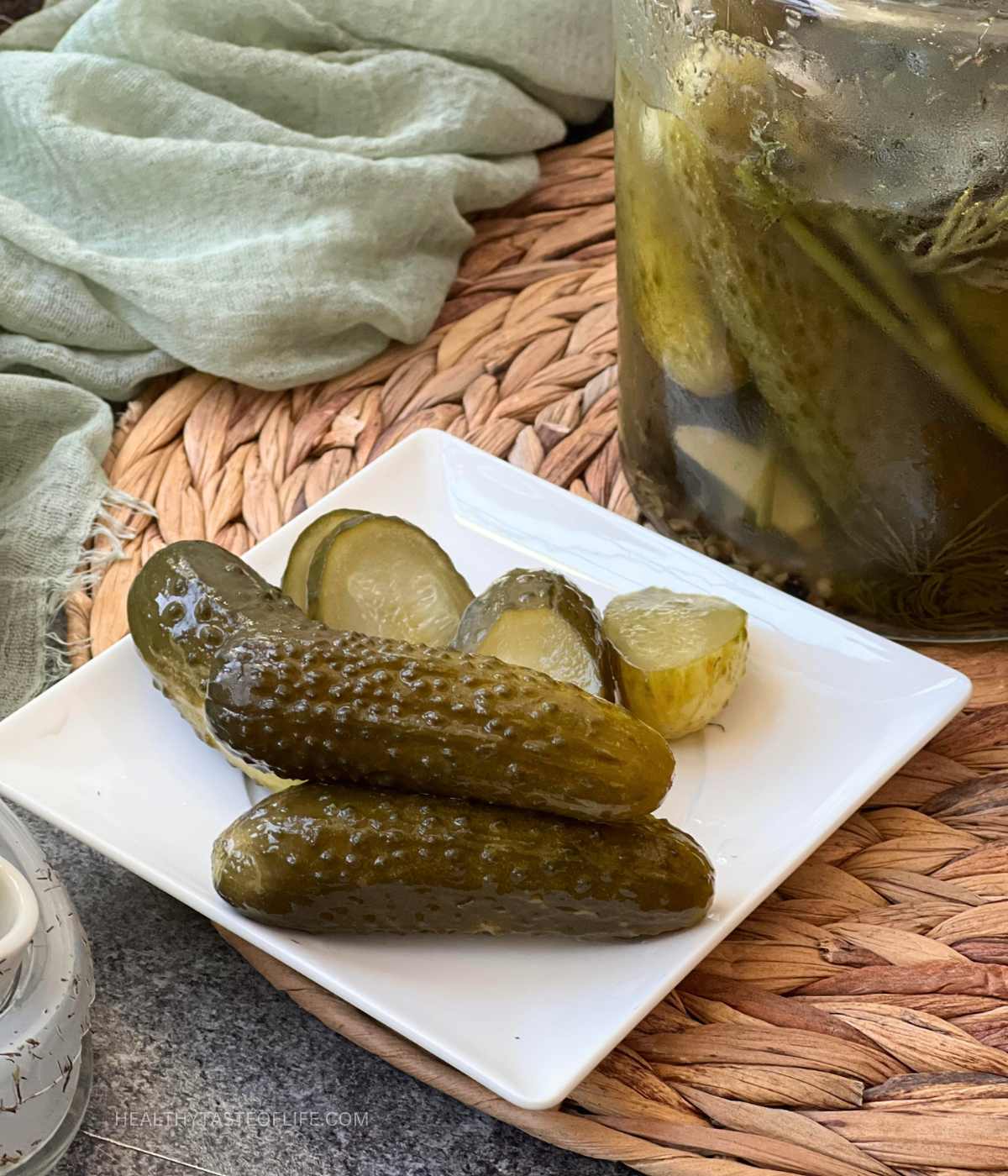 Naturally pickled cucumbers without vinegar