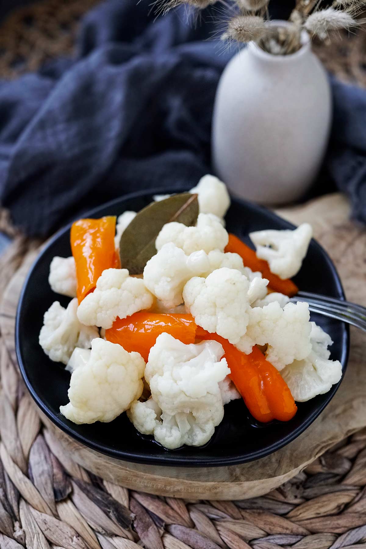 Fremented cauliflower with sweet peppers on a plate.